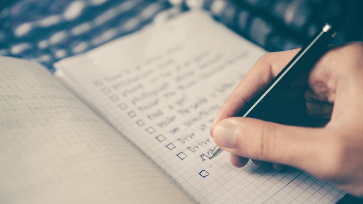 LinkedIn Profile Checklist: 15 Things to Fix Today